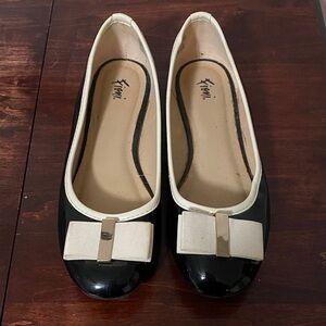 FIONI Clothing Women's Black and Cream Bow Flats